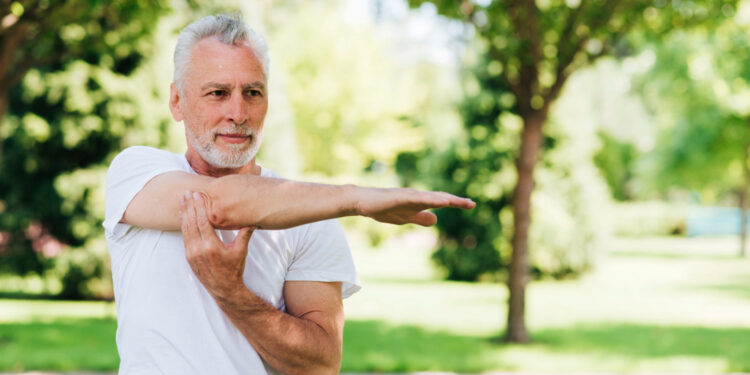 Pessoas com 50 anos ou mais devem fazer este exercício para fortalecer os ossos