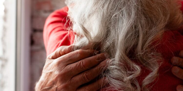 Pessoas que chegam aos 70 anos e se sentem descartáveis para os filhos podem sofrer impactos profundos, segundo a psicologia