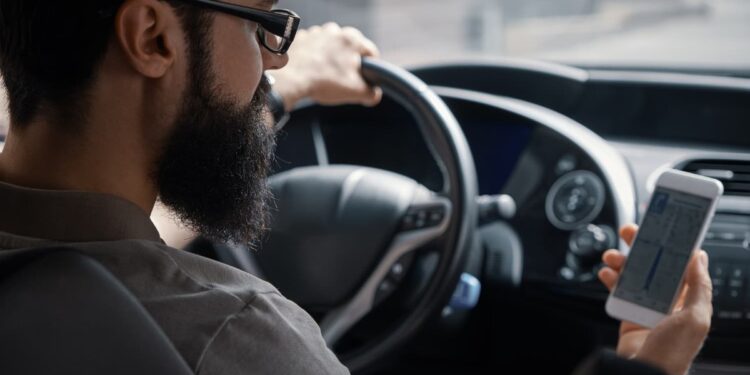 Nova lei vai suspender a CNH de motoristas que usam este modelo de óculos para dirigir