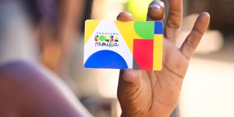 Grupo de beneficiários do Bolsa Família vai chegar no fim de semana com mais dinheiro na conta