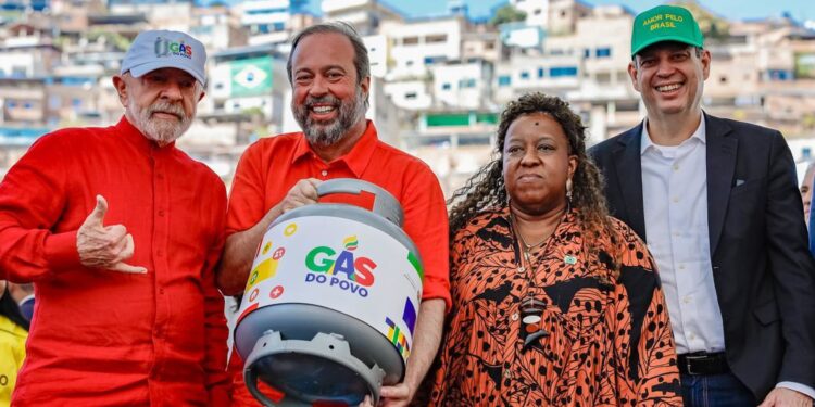 Beneficiários do Bolsa Família precisam pagar taxa para receber o Gás do Povo