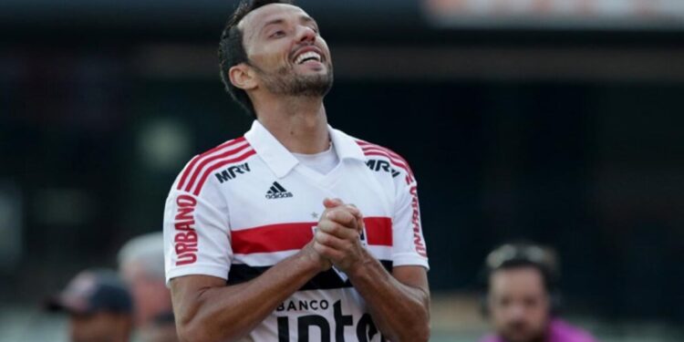 Aos 44 anos, Nenê surpreende e volta a jogar pelo PSG