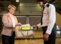 Pessoas com esses celulares e computadores serão proibidas de embarcar no avião caso descumpram ordem neste país
