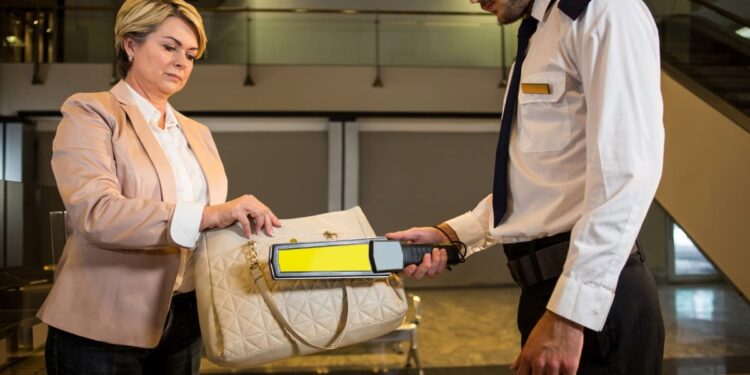 Pessoas com esses celulares e computadores serão proibidas de embarcar no avião caso descumpram ordem neste país