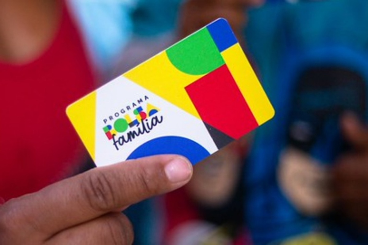 Brasileiros podem trocar o Bolsa Família por outro benefício mensal de ...
