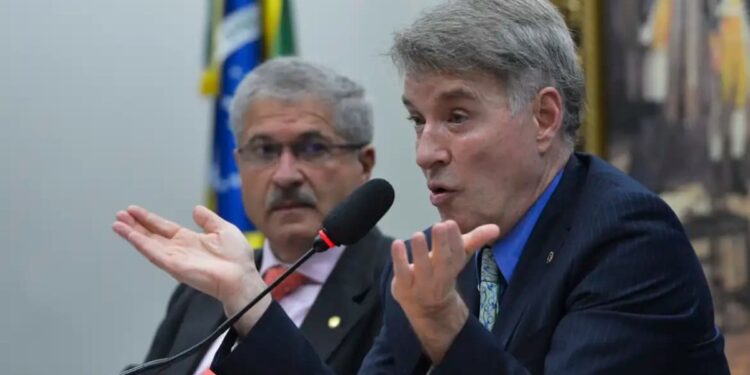 Enquanto Véio da Havan patrocina times de futebol, Eike Batista fundou sua própria equipe de vôlei