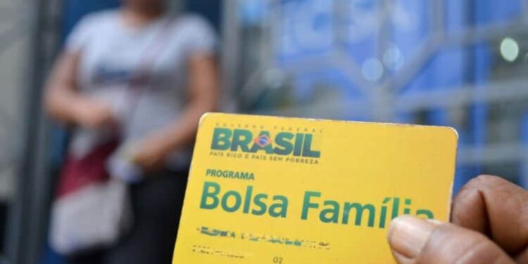 Estado corta Bolsa Família e quase 60.000 pessoas ingressam no mercado de trabalho
