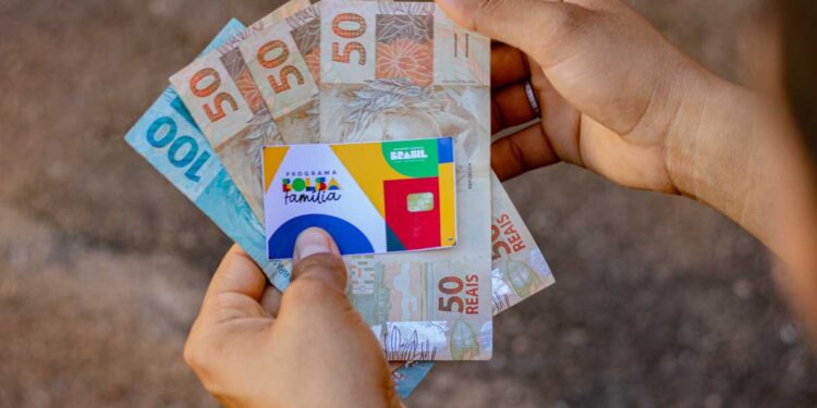 Dois estados já estão garantindo extra de R$ 300 para beneficiários do Bolsa Família