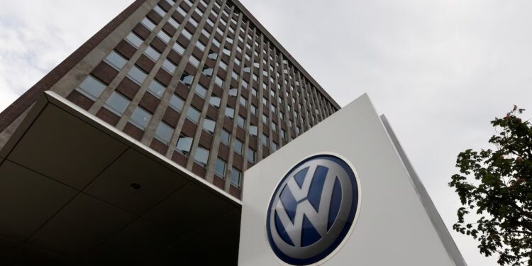 Volkswagen lança novo sedã queridinho dos taxistas que roda 2.000 km sem abastecer