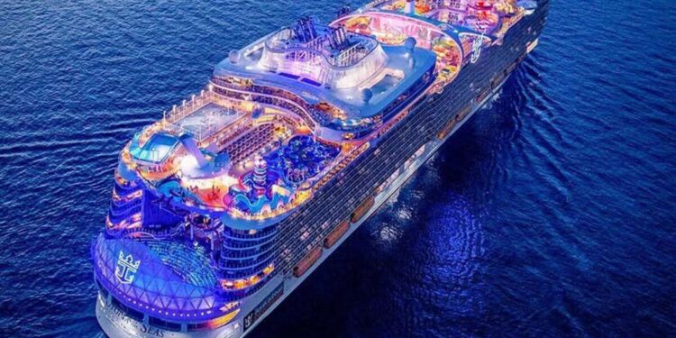 Maior navio de cruzeiro do mundo leva até 7.600 pessoas, tem mais de 20 andares e se organiza por bairros