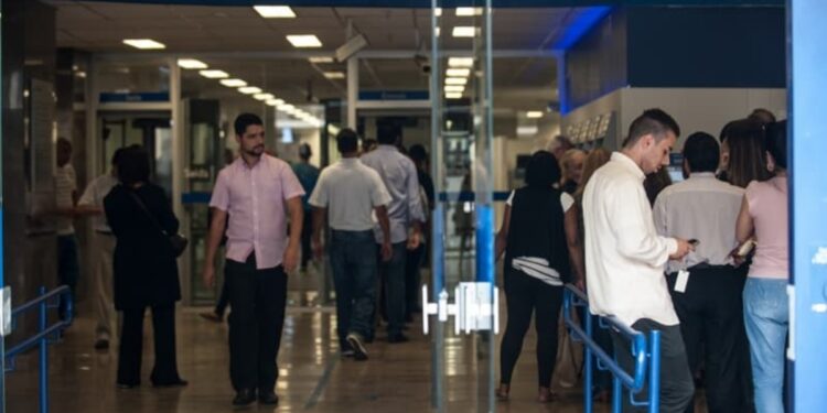 Aposentados do INSS vão receber o 13º e mais um repasse extra em maio