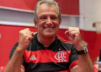 Flamengo aceita pagar mais que o Palmeiras para fechar a contratação de Danilo