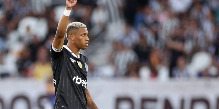 Por R$ 205 milhões, Botafogo aceita vender Danilo