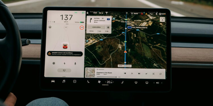 Multa está sendo aplicada a quem usa GPS enquanto dirige e ainda é pouco conhecida pelos motoristas neste país