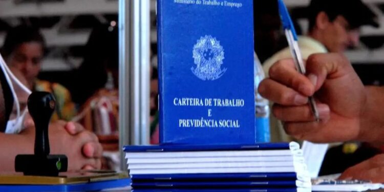 Trabalhadores com CLT em 2026 tem direito a extra de R$ 300