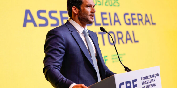 Enquanto Samir Xaud ganha R$ 383 mil por mês na CBF, salário do presidente da FIFA é muito maior