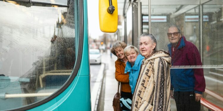 Todo idoso com 60 anos ou mais têm direito a transporte público gratuito?