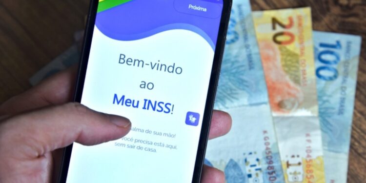 Aposentados do INSS que ganham o mínimo vão poder sacar mais que R$ 1.621 em maio