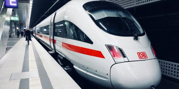 Primeiro trem que dobra o próprio corpo não perde velocidade em curvas e já está em fase de testes