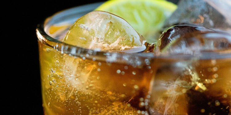 O fígado odeia esta bebida: ela é pior que cerveja e refrigerante