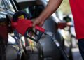 Gasolina terá preço reduzido em até 50% no Brasil