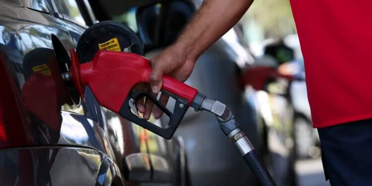 Gasolina terá preço reduzido em até 50% no Brasil