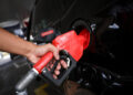 Preço da gasolina vai despencar após governo retirar imposto do combustível