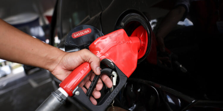 Preço da gasolina vai despencar após governo retirar imposto do combustível