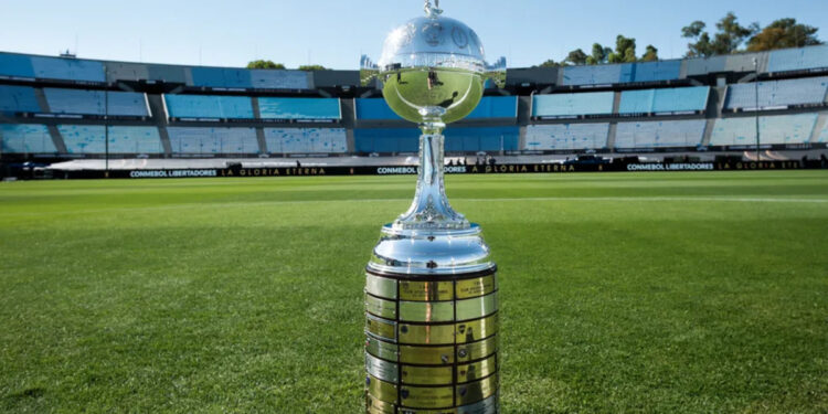 Carrasco de clubes brasileiros na Libertadores vai mandar meio time embora para espantar má fase
