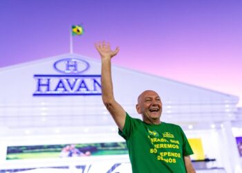 Enquanto Véio da Havan fatura R$ 50 milhões por dia, chefão de empresa líder no mundo já ganhou R$ 13,5 bilhões