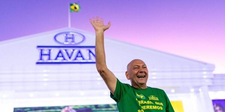 Enquanto Véio da Havan fatura R$ 50 milhões por dia, chefão de empresa líder no mundo já ganhou R$ 13,5 bilhões