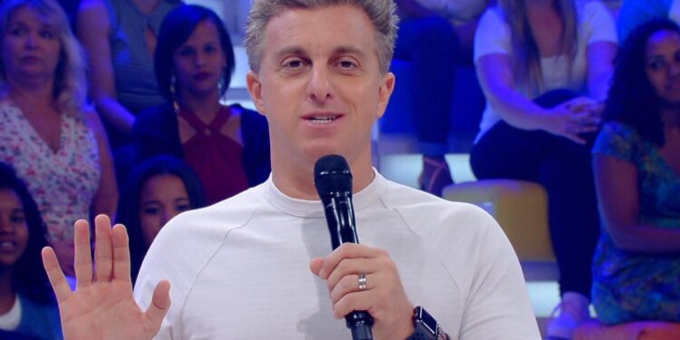 Após declaração de Huck, governo confirma que 5,1 milhões de famílias deixaram o Bolsa Família