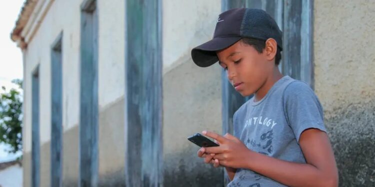 Beneficiários do Bolsa Família terão acesso gratuito à internet após nova lei ser aprovada