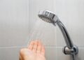 Truque simples antes de instalar o chuveiro aumenta a pressão da água