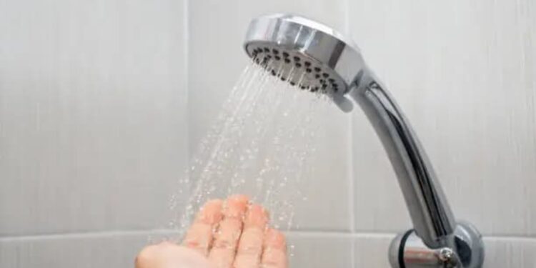 Truque simples antes de instalar o chuveiro aumenta a pressão da água