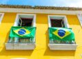 Brasileiros que moram em condomínio podem ser multados caso coloquem bandeira do Brasil na varanda