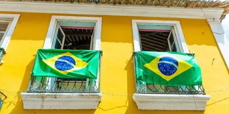 Brasileiros que moram em condomínio podem ser multados caso coloquem bandeira do Brasil na varanda