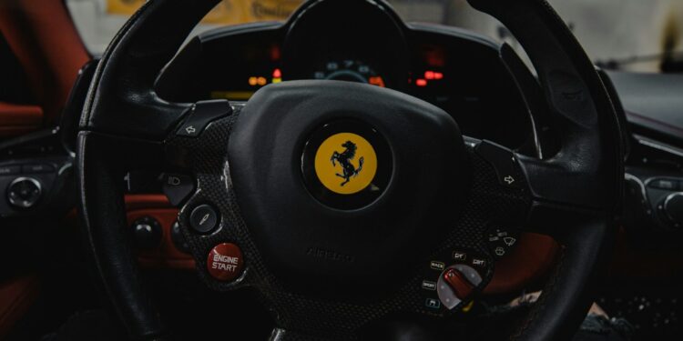 Novo carro da Ferrari chega ao Brasil sendo o mais barato no país