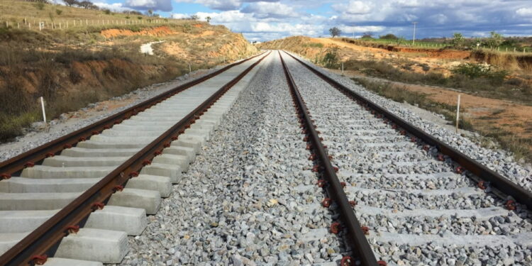 Após enviar 33,5 mil toneladas de trilhos para a Transnordestina, China vai ajudar na construção da maior ponte da América Latina no Brasil