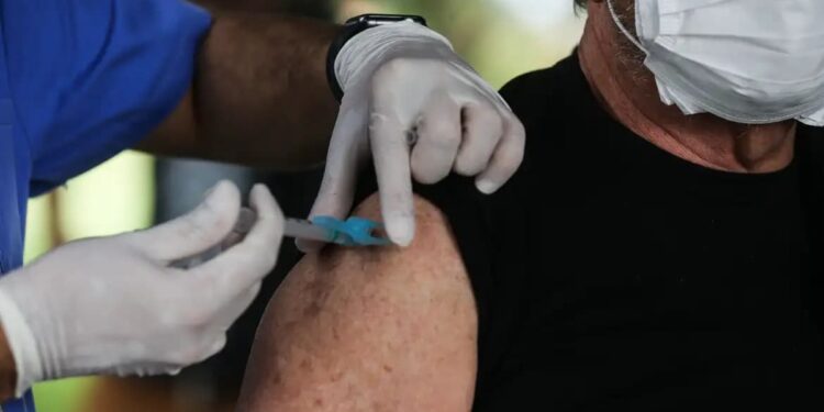 Idosos acima de 65 anos são alertados sobre formulação da vacina contra COVID-19