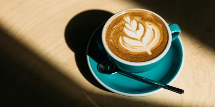 Funcionária demitida por reclamar do frio no café recebe R$ 135 mil de indenização