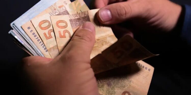 Idosos têm direito a auxílio de R$ 1.621 e acabam deixando passar