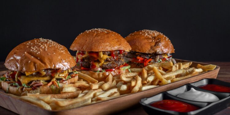 Famosa rede de fast-food anuncia concurso de sósias com hambúrguer grátis por um ano como prêmio