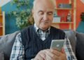 Novo estudo gera alerta para idosos que ficam muito tempo usando celular