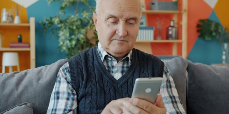 Novo estudo gera alerta para idosos que ficam muito tempo usando celular