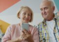 Idosos que usam bastante o celular precisam estar atentos a 2 problemas de saúde