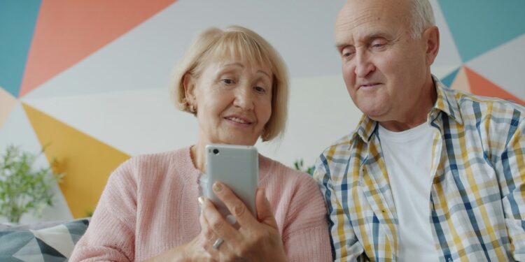 Idosos que usam bastante o celular precisam estar atentos a 2 problemas de saúde