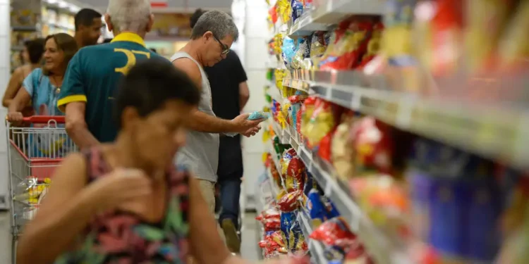 Supermercados que abrirem depois das 11 horas aos domingos vão receber multa