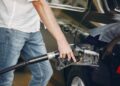 Nova gasolina vai começar a ser vendida no Brasil e gera alerta para donos de carros antigos
