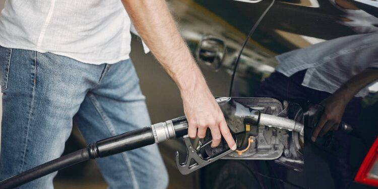 Nova gasolina vai começar a ser vendida no Brasil e gera alerta para donos de carros antigos
